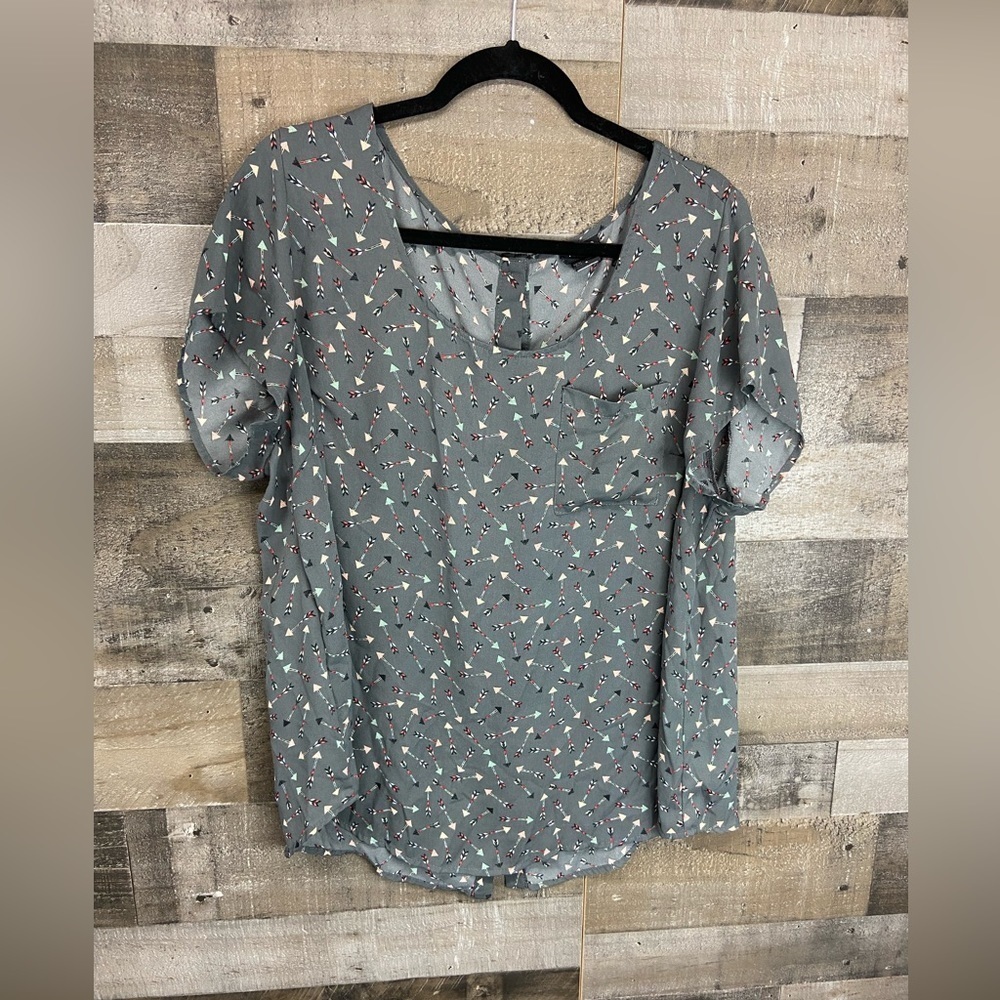 Torrid Size 2 arrow print button backed shirt
